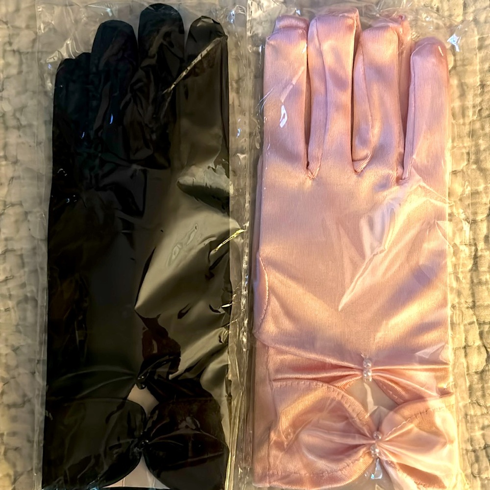 One pair Womans black gloves 🧤